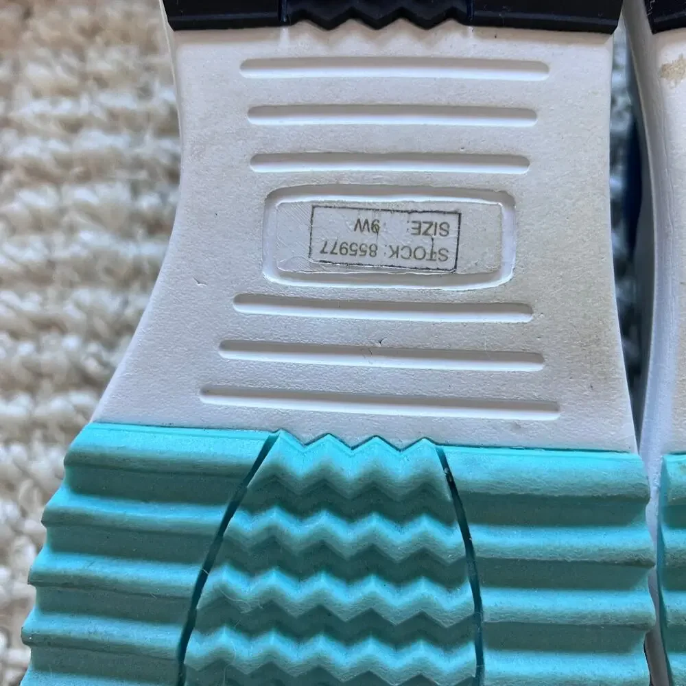 Joy Sneaker Sz 9 wide - Picture 2 of 7